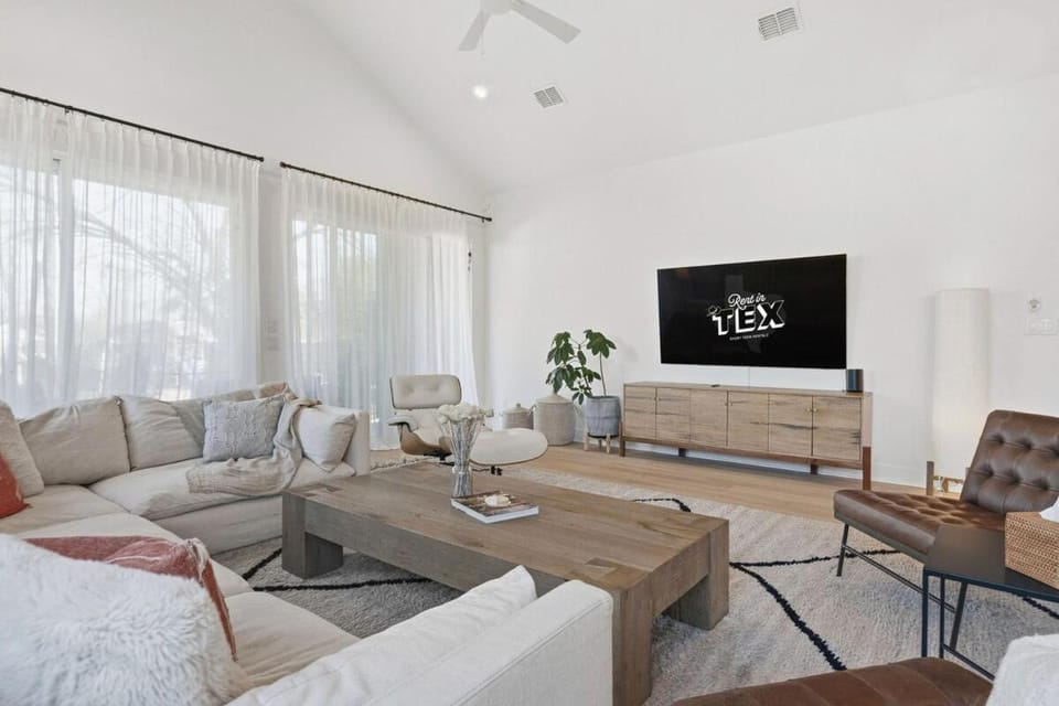 South Austin Pool & Sauna 4BR w Firepit & Playroom House in South Congress