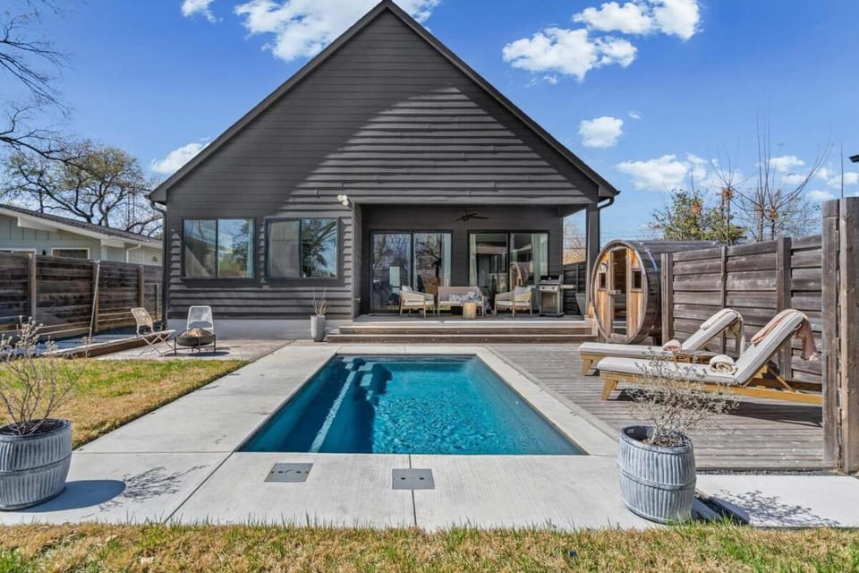 South Austin Pool & Sauna 4BR w Firepit & Playroom House in South Congress