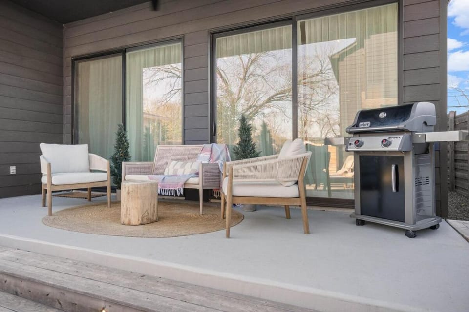 South Austin Pool & Sauna 4BR w Firepit & Playroom House in South Congress