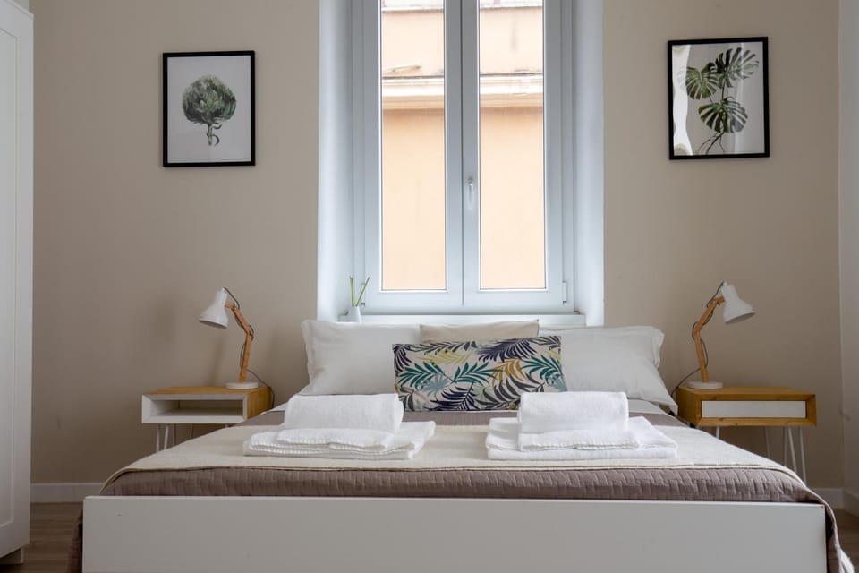Shower, Toilet, Bathroom, TV and multimedia, Decorative detail, Bedroom