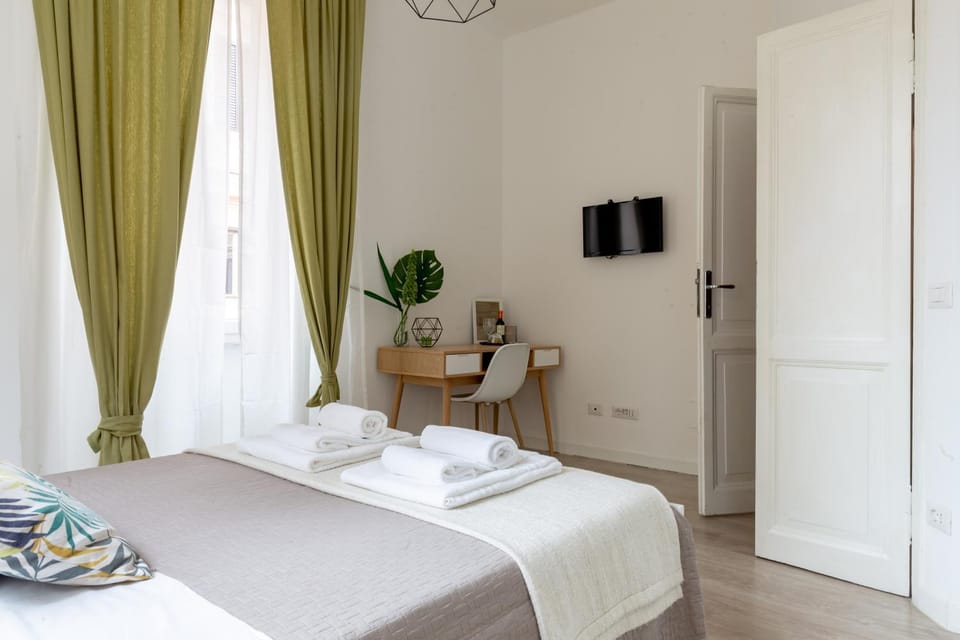 Shower, Toilet, Bathroom, TV and multimedia, Photo of the whole room, Decorative detail, Bedroom