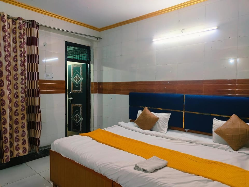 S D Palace Hotel in Noida