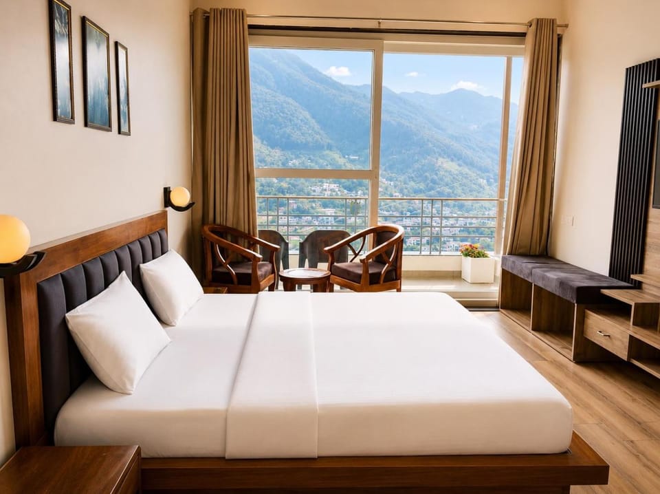Bed, View (from property/room), Balcony/Terrace, Photo of the whole room, Seating area, Bedroom, Mountain view