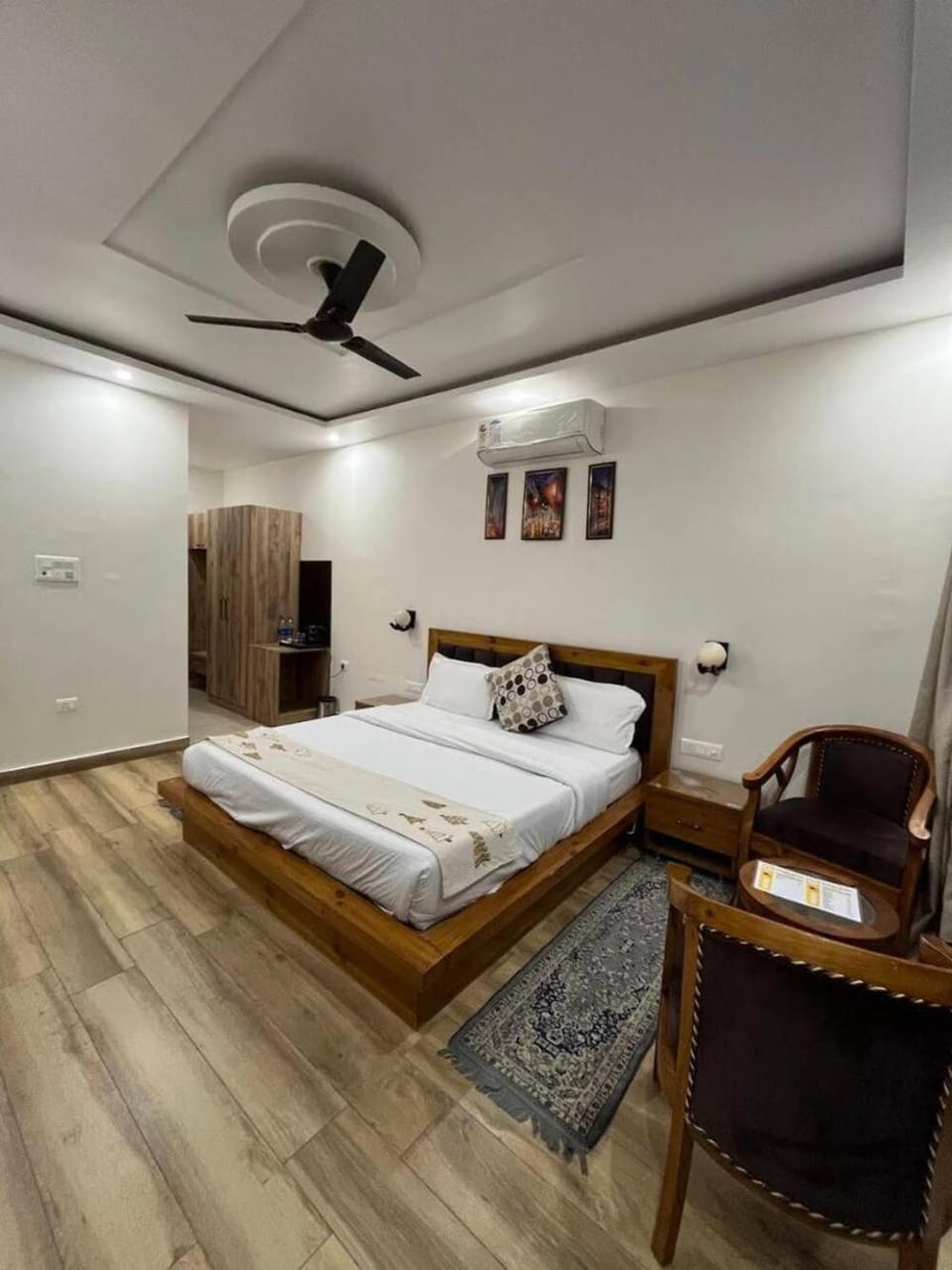 Bed, Photo of the whole room, Seating area, Bedroom, towels, air conditioner