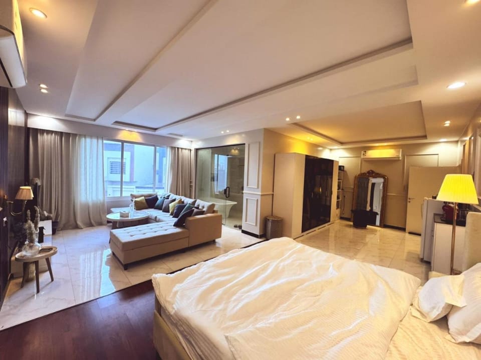Bed, Photo of the whole room, Seating area, Bedroom