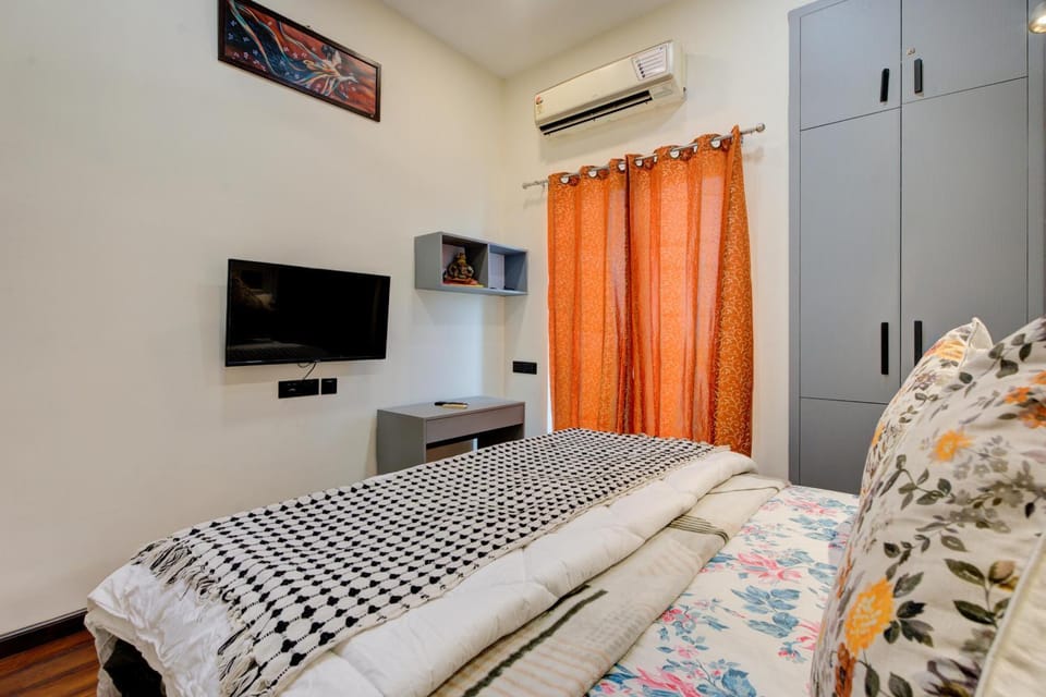 Bed, TV and multimedia, Bedroom, hair dresser, wardrobe, air conditioner