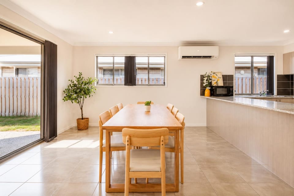 Kitchen or kitchenette, Seating area, Dining area, air conditioner