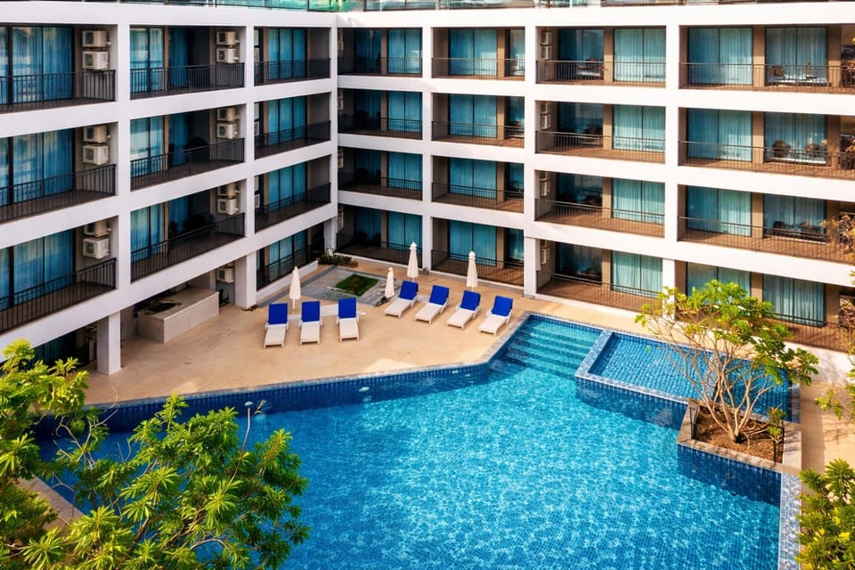 Property building, Pool view, Swimming pool, Swimming pool, sunbed