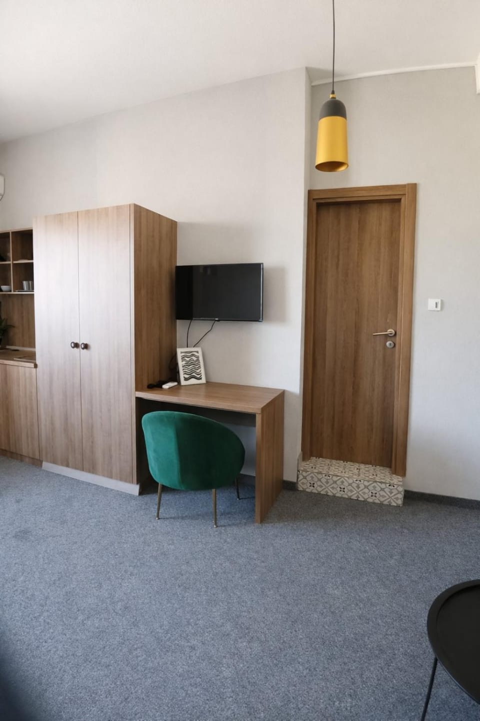 TV and multimedia, Kitchen or kitchenette, Living room, Seating area, hair dresser, wardrobe, kitchen