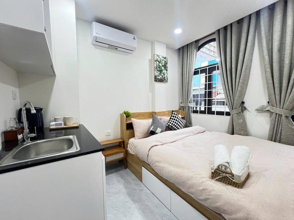 Seating area, Bedroom, air conditioner