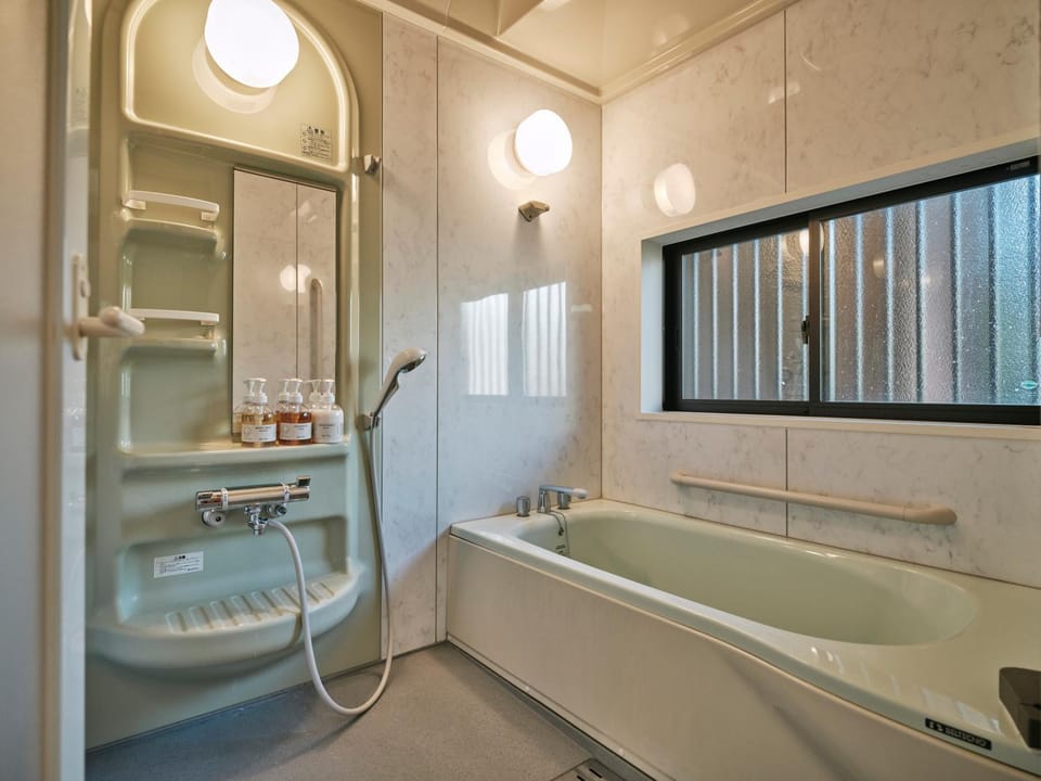 Hot Tub, Bathroom