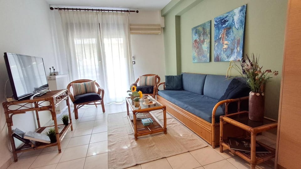 Communal lounge/ TV room, TV and multimedia, Seating area, air conditioner