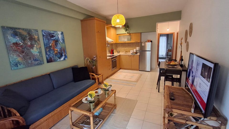 Communal lounge/ TV room, TV and multimedia, Kitchen or kitchenette, Seating area, Dining area