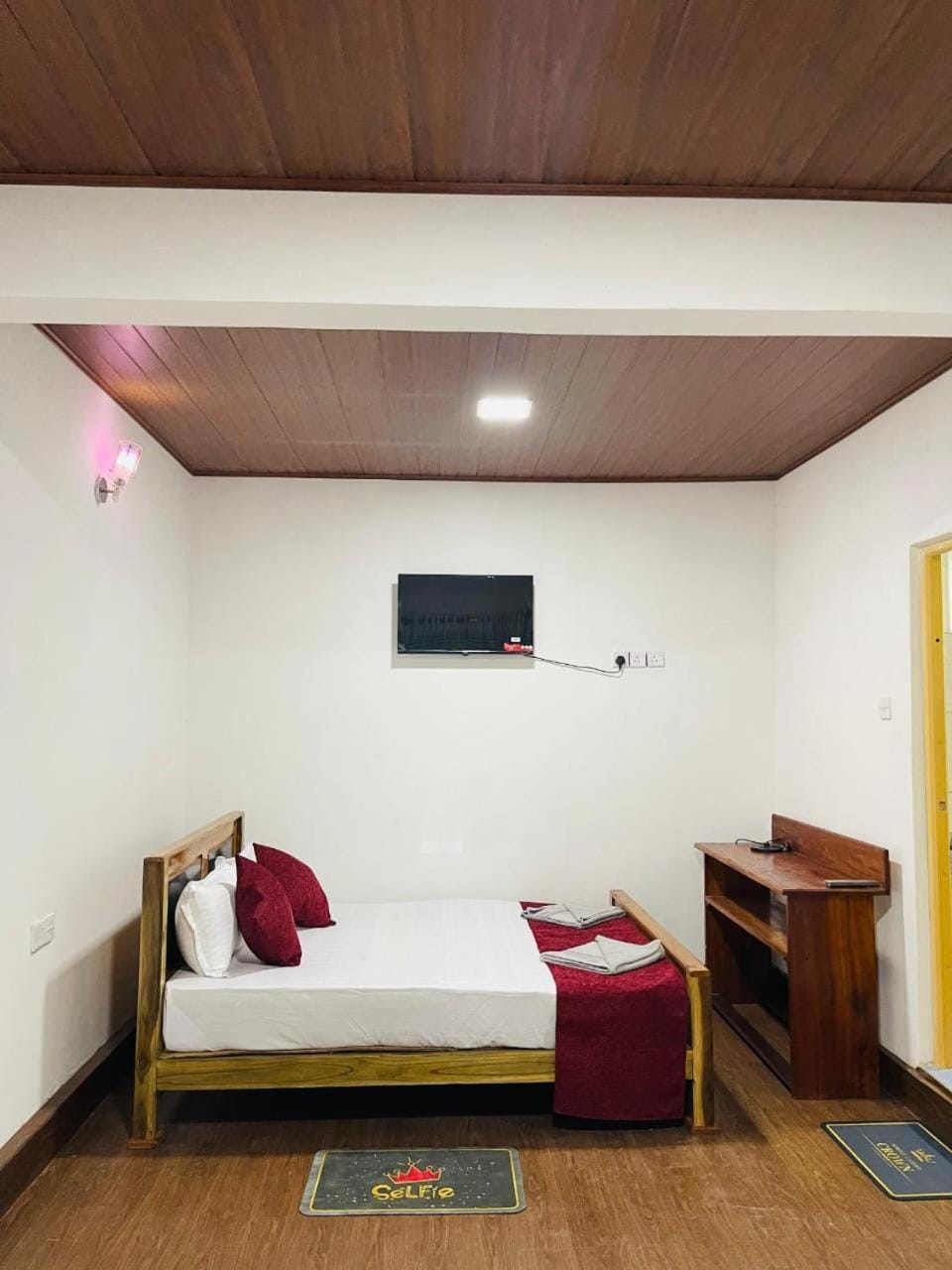 Bed, TV and multimedia, Bedroom