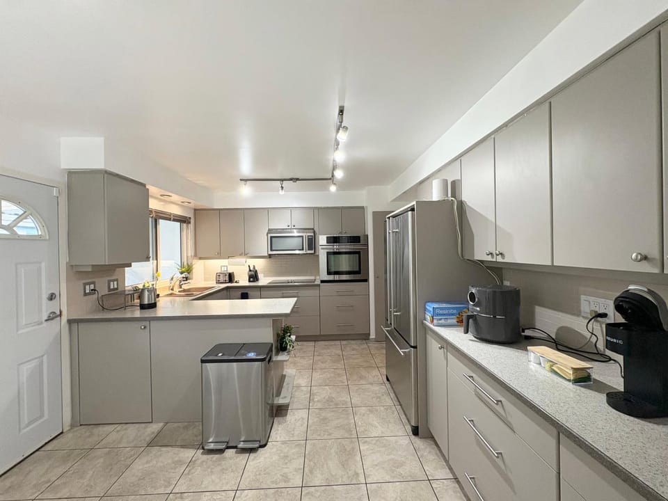 Coffee/tea facilities, dishwasher, microwave, oven, stove, toaster, kitchen