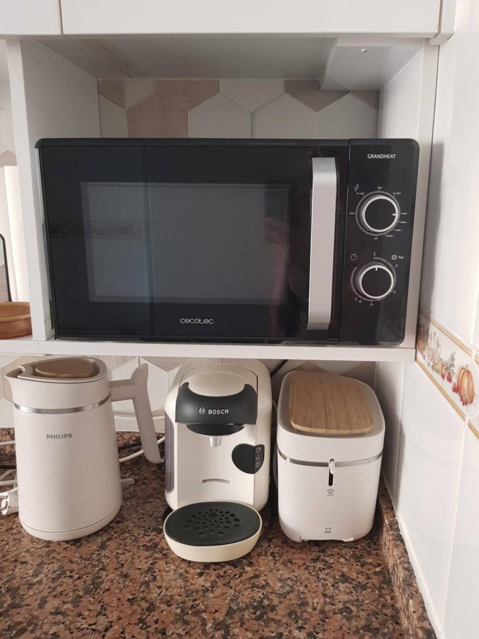Kitchen or kitchenette, microwave, toaster, kitchen