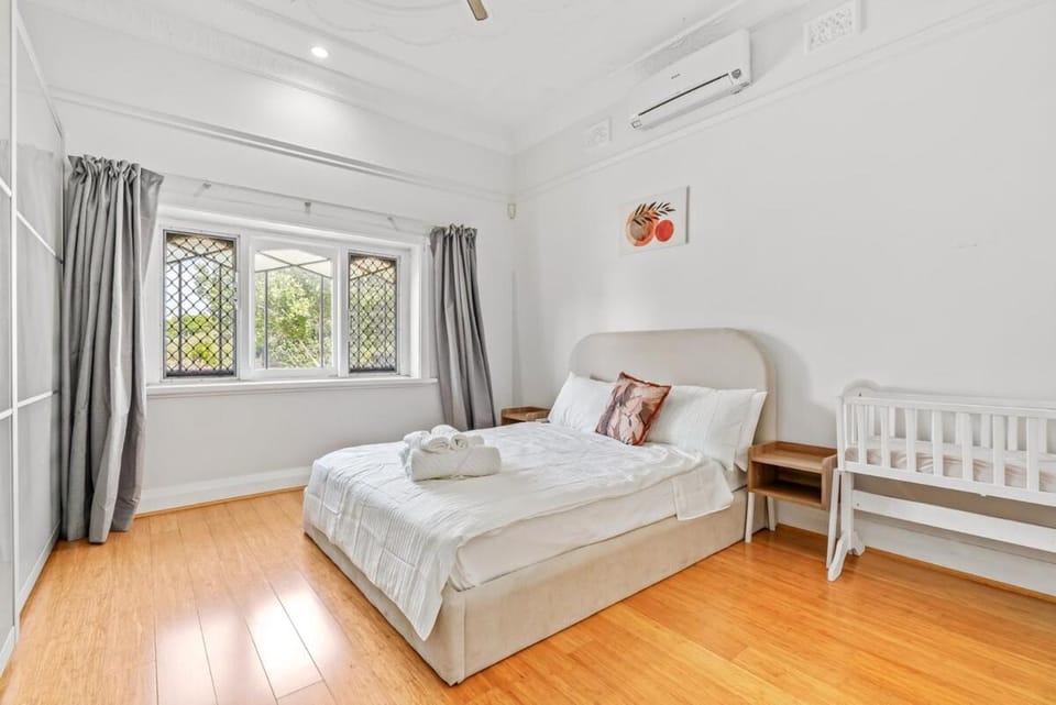 Character Home Opposite UWA Near Cafés Bay House in Nedlands
