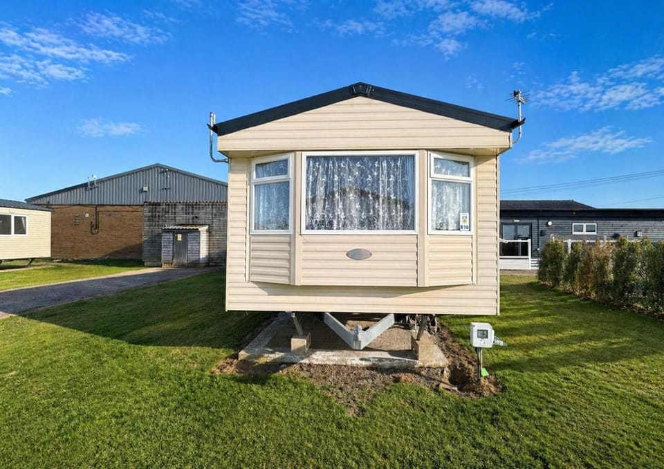 Homely 8 Berth Caravan At Harts Holiday Park In Kent Ref 74018B House in Leysdown-on-Sea