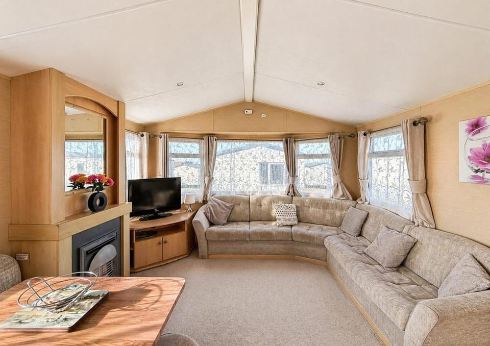 Homely 8 Berth Caravan At Harts Holiday Park In Kent Ref 74018B House in Leysdown-on-Sea