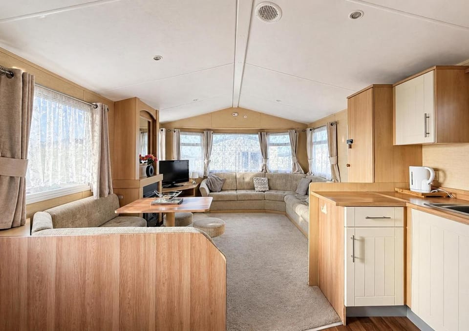 Homely 8 Berth Caravan At Harts Holiday Park In Kent Ref 74018B House in Leysdown-on-Sea