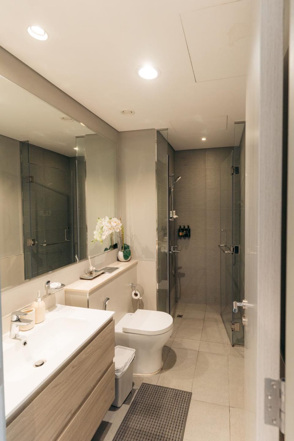 Chic 1BR Retreat in Zada Tower, Business Bay Apartment in Dubai