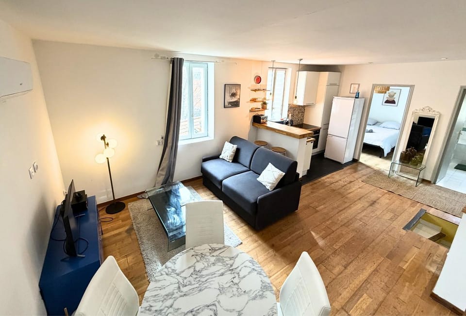 Bed, TV and multimedia, Kitchen or kitchenette, Living room, Seating area, Bedroom