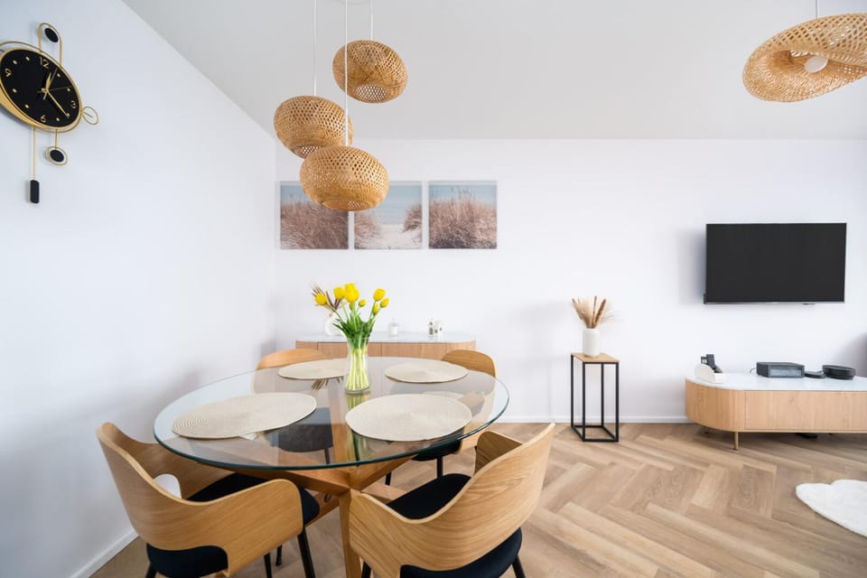 TV and multimedia, Living room, Seating area, Dining area