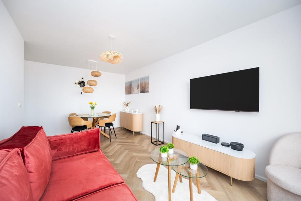 TV and multimedia, Living room, Seating area, Evening entertainment