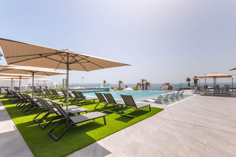 Pool view, Sea view, Swimming pool, sunbed