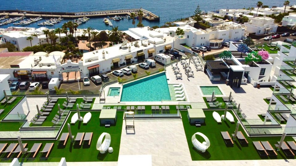 Property building, Sea view, Swimming pool
