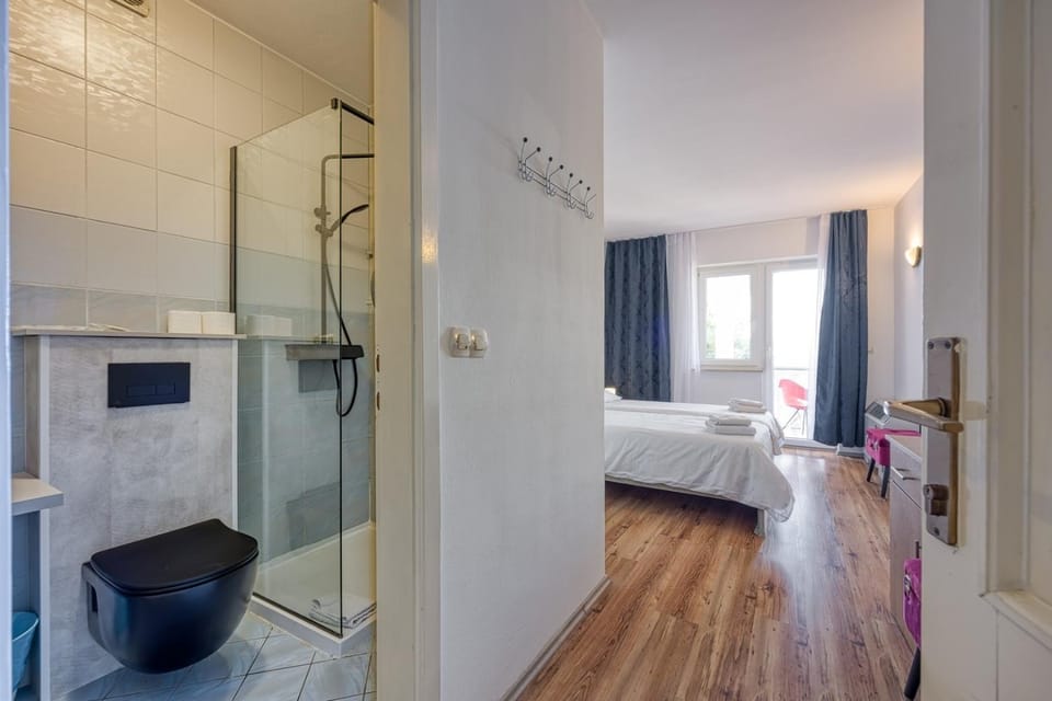 Shower, Toilet, Bed, Bathroom
