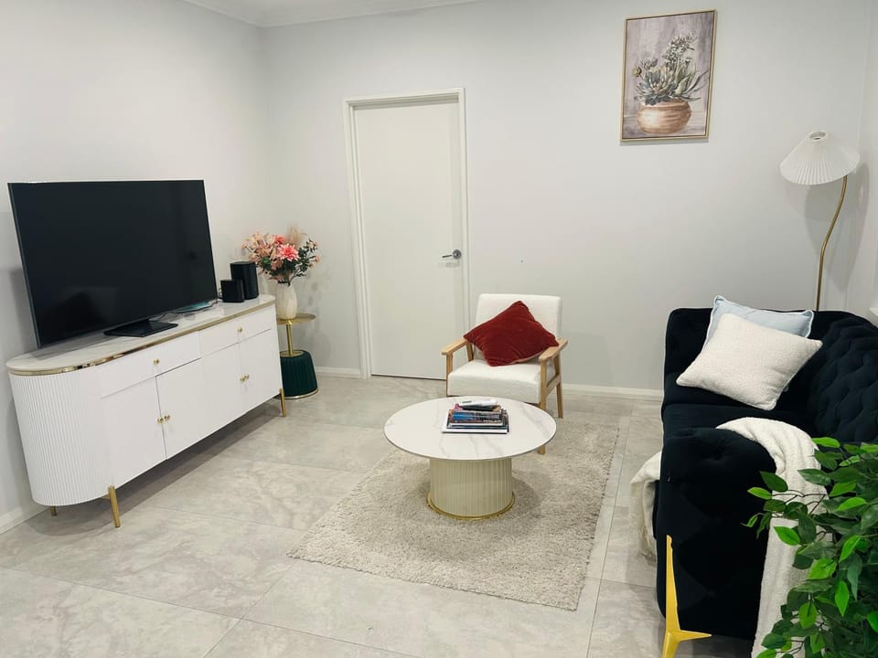 Cozy Getaway Luxe Retreat Home - 10 minutes to Perth CBD & Airport House in Perth
