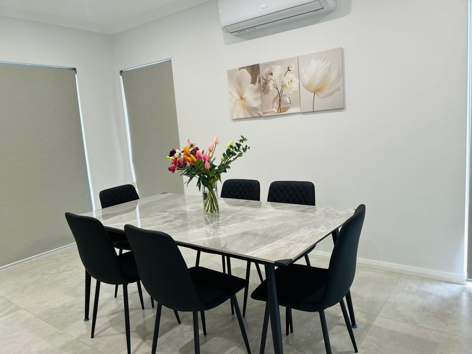 Cozy Getaway Luxe Retreat Home - 10 minutes to Perth CBD & Airport House in Perth