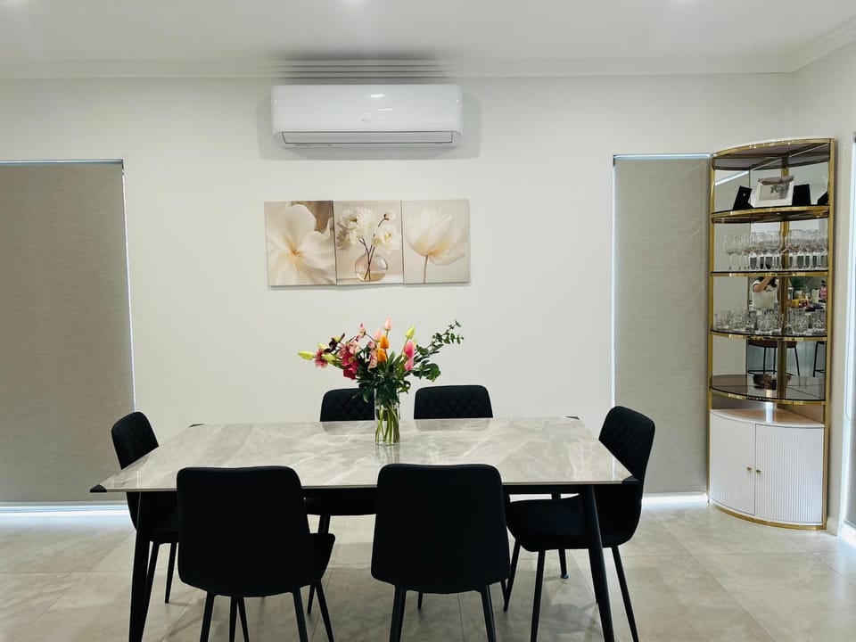 Cozy Getaway Luxe Retreat Home - 10 minutes to Perth CBD & Airport House in Perth