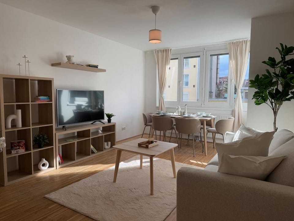 TV and multimedia, Living room, Seating area, Dining area