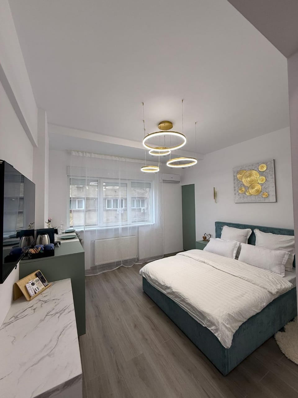 Bed, TV and multimedia, Living room, Photo of the whole room