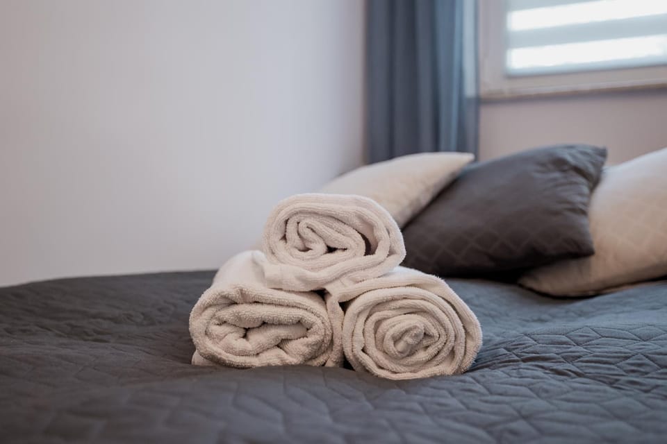 Bed, Photo of the whole room, towels