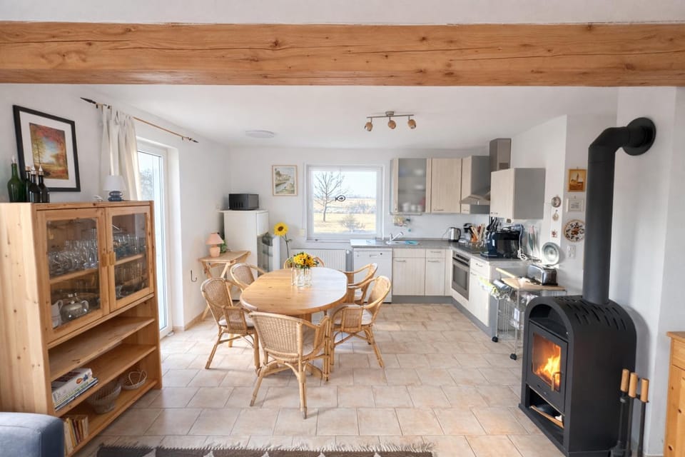Kitchen or kitchenette, Seating area, fireplace, kitchen