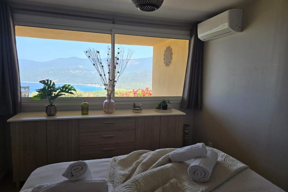 Bed, Natural landscape, Photo of the whole room, Bedroom, Sea view, internet, towels, air conditioner