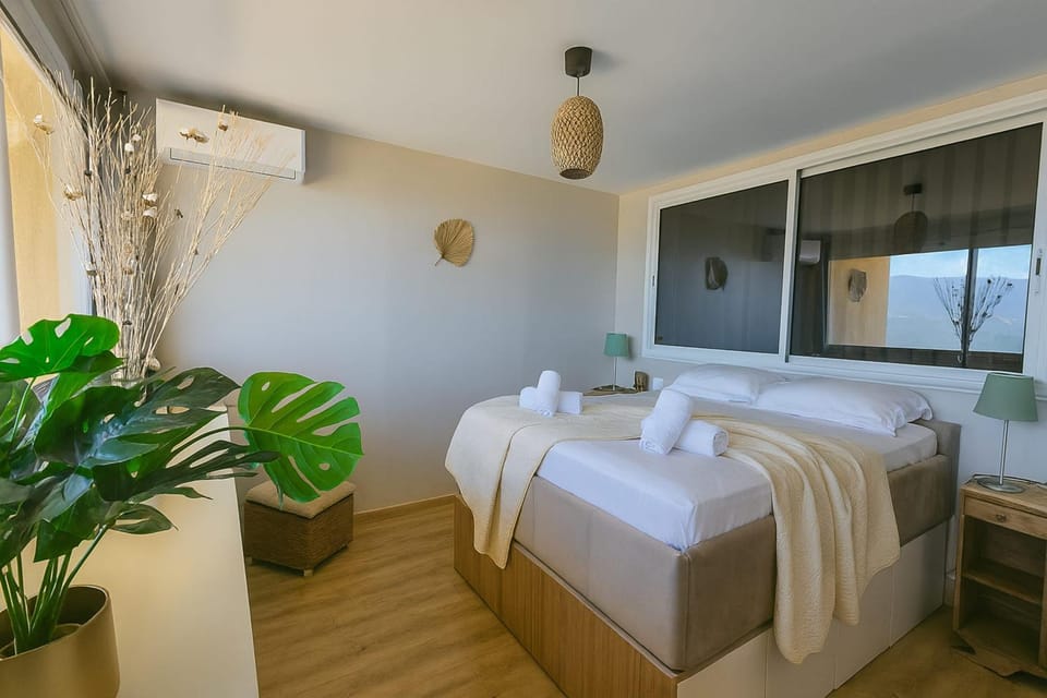 Bed, Photo of the whole room, Bedroom, towels, air conditioner