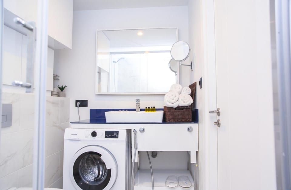 Bathroom, Kitchen or kitchenette, towels, washing machine, dryer