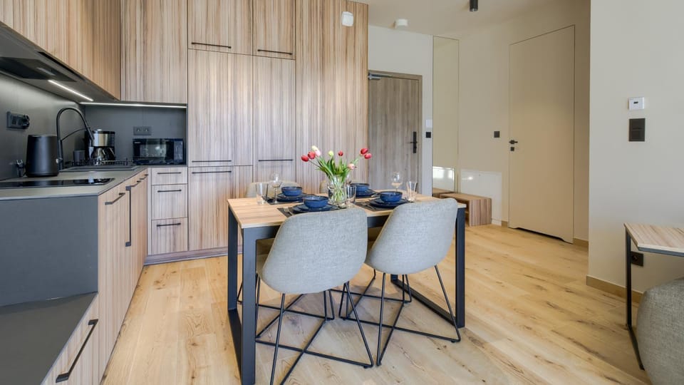 Kitchen or kitchenette, Dining area