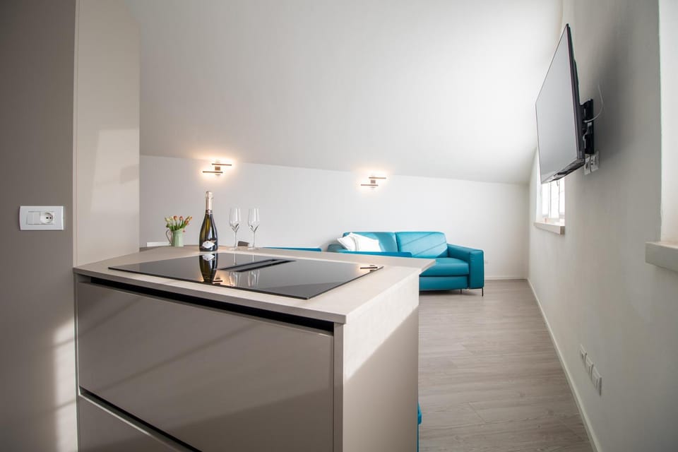 TV and multimedia, Kitchen or kitchenette, Living room, Seating area, Dining area