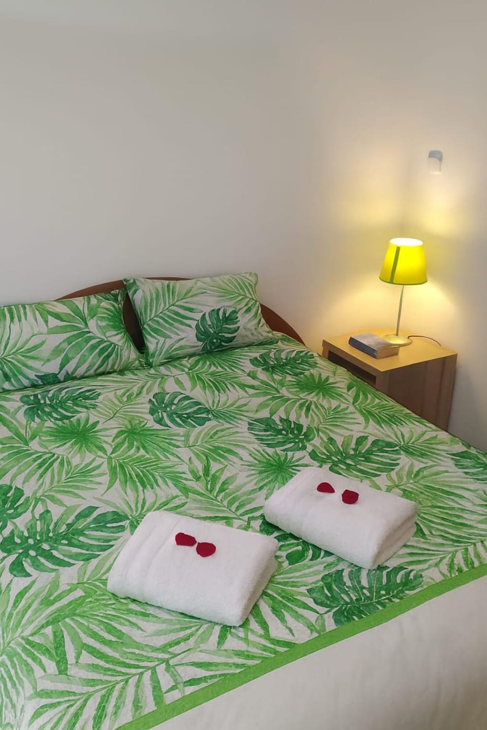 Bed, Photo of the whole room, Bedroom, safe, towels, wardrobe