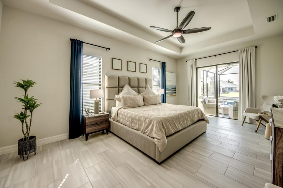 CoralVilla Serenity - brandnew, on water, spa, pool, office, BBQ, tiki hut House in Cape Coral