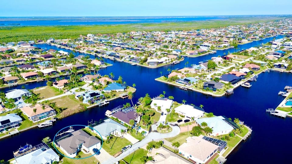 CoralVilla Serenity - brandnew, on water, spa, pool, office, BBQ, tiki hut House in Cape Coral