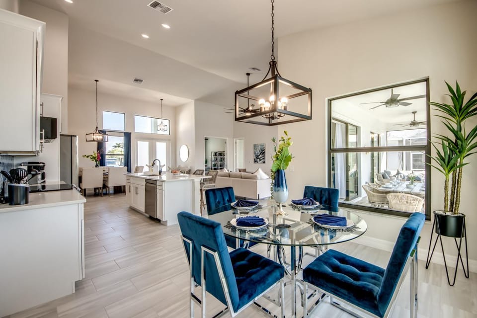 CoralVilla Serenity - brandnew, on water, spa, pool, office, BBQ, tiki hut House in Cape Coral