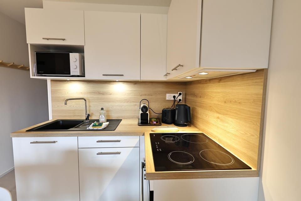 Coffee/tea facilities, Kitchen or kitchenette, oven, stove, toaster