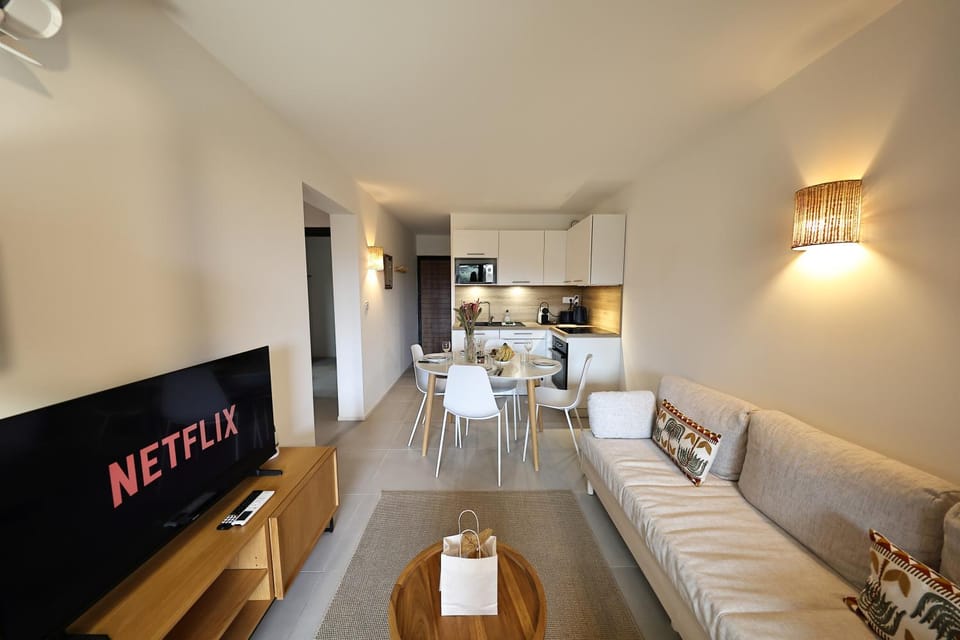 TV and multimedia, Kitchen or kitchenette, Living room, Seating area, Dining area