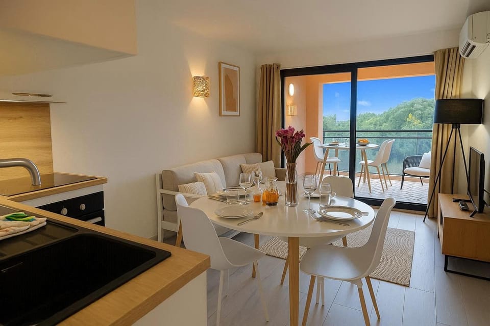 Kitchen or kitchenette, Living room, Seating area, Dining area